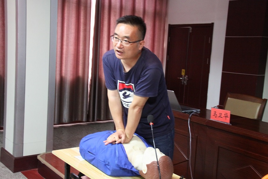2心肺復(fù)蘇應(yīng)急救援常識(shí)培訓(xùn).JPG